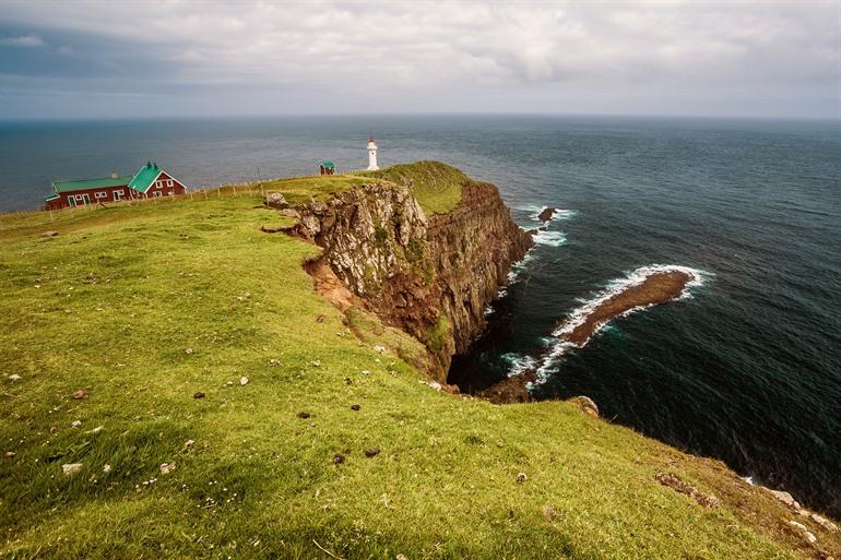 Leuchtturm von Akraberg auf der Insel Suduroy