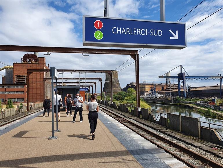 Warten auf die U-Bahn in Charleroi