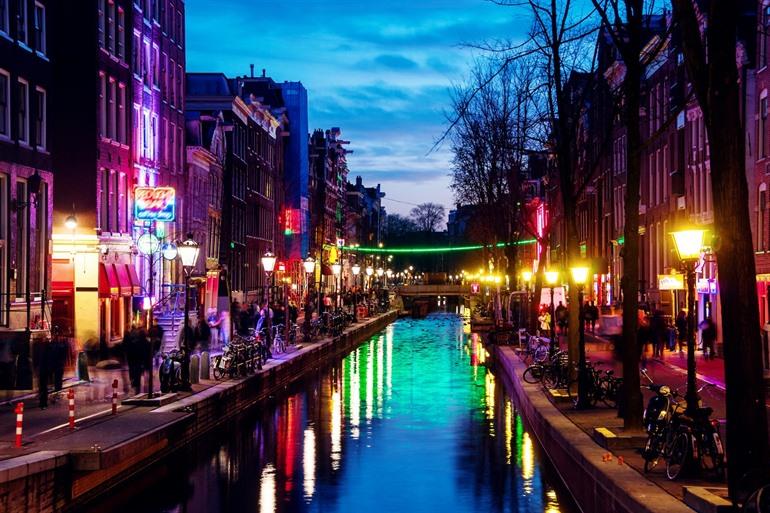 Geldbörsen in Amsterdam bei Nacht