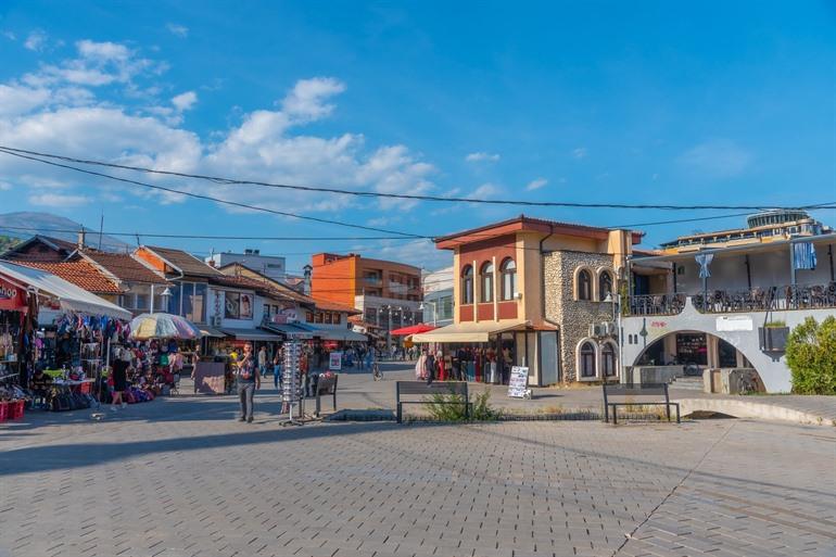 Spazieren Sie durch den alten Basar von Peja