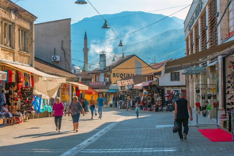 Spazieren Sie durch den alten Basar von Peja