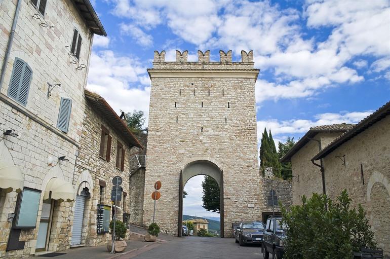 Spazieren Sie durch die Porta Nuova in Assisi