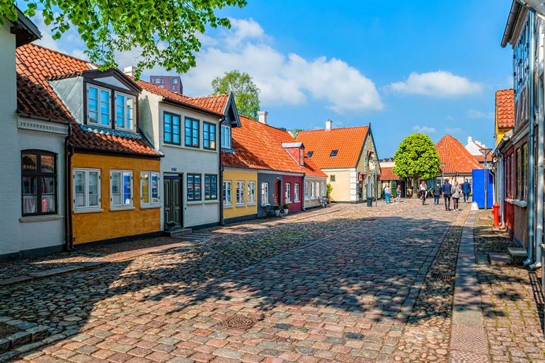 Spazieren Sie durch die Straßen von Odense, Dänemark