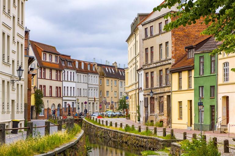 Spazieren Sie entlang der Frische Grube in Wismar, Deutschland
