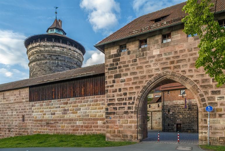 Spazieren Sie entlang der Stadtmauern von Nürnberg, Bayern