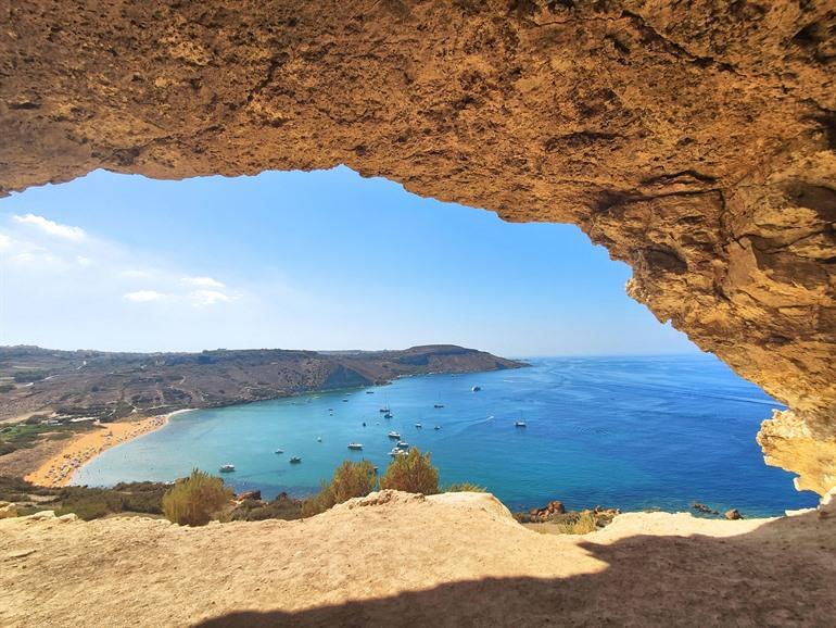 Spazieren Sie zur Tal-Mixtra-Höhle und genießen Sie den Blick über Rambla Bay.