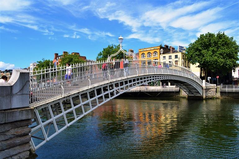 Überqueren Sie die Ha'penny Bridge in Dublin
