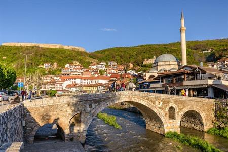 Überqueren Sie die ikonische Steinbrücke Ura e Gurit in Prizren