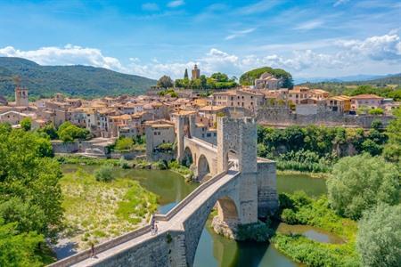 Spazieren Sie über die Puente de Besalú