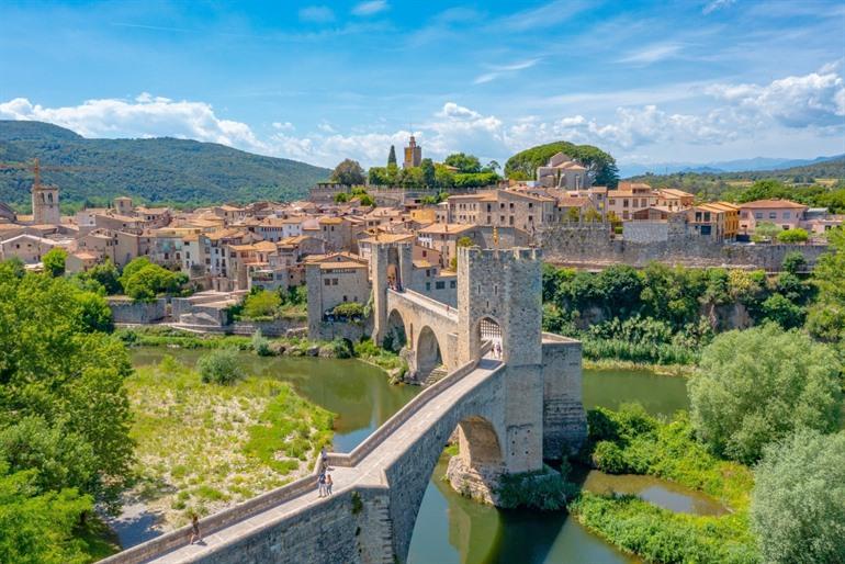 Spazieren Sie über die Puente de Besalú