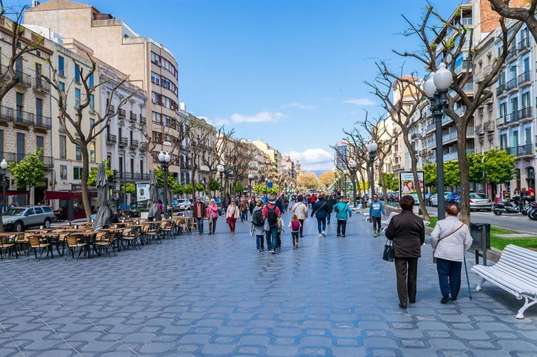 Spazieren Sie die Rambla Nova in Tarragona entlang