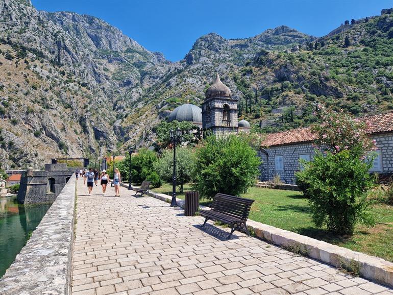 Spazieren Sie entlang der Stadtmauern von Kotor