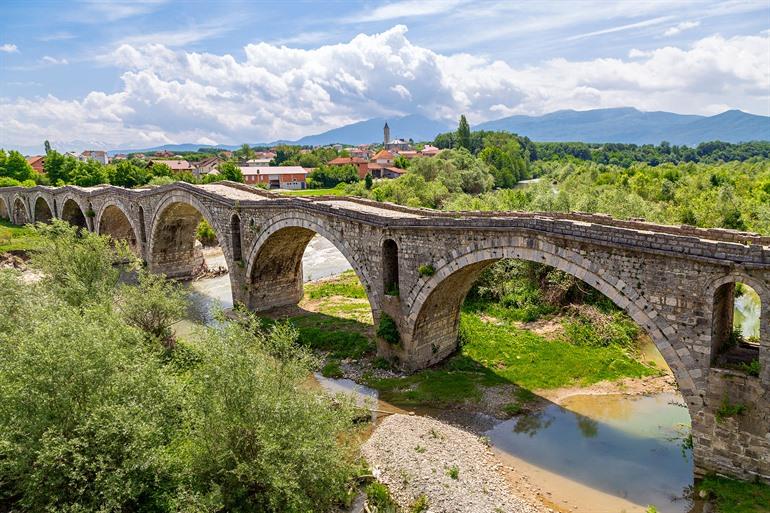 Spazieren Sie über die Steinbrücke Ura e Terzive in der Nähe von Gjakova.