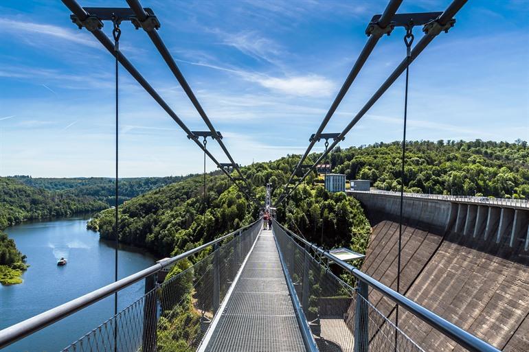 Spazieren Sie über die Titan-RT-Hängebrücke mit Blick auf den Harz