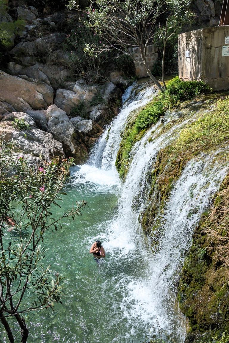 Spazieren Sie um die Wasserfälle von Algar.