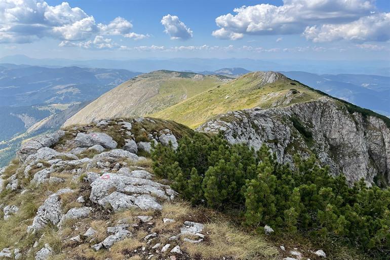 Weiter zum Gipfel des Hajla in Montenegro wandern