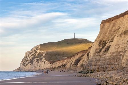 Wanderer an den Füßen des Cap Blanc-Nez