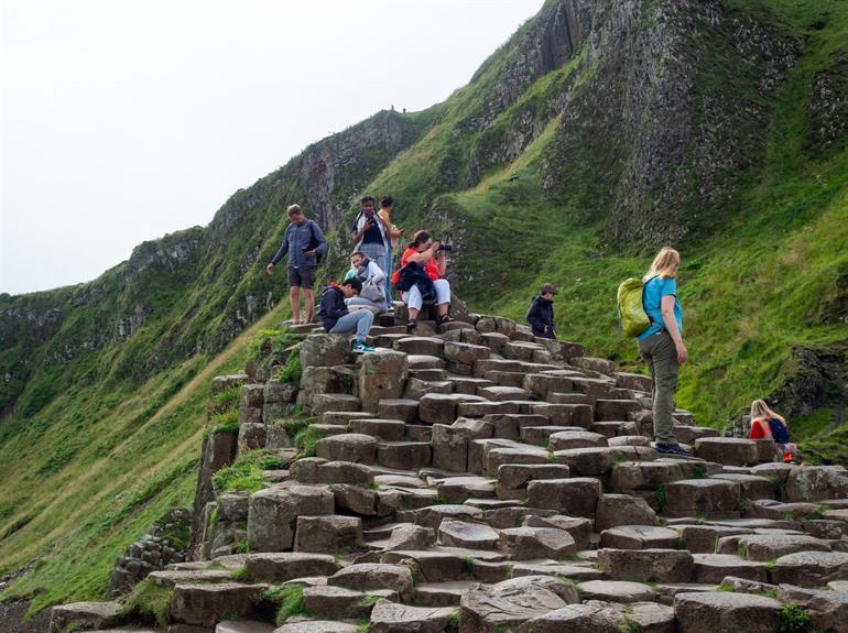Wanderer am Giant's Causeway, Nordirland