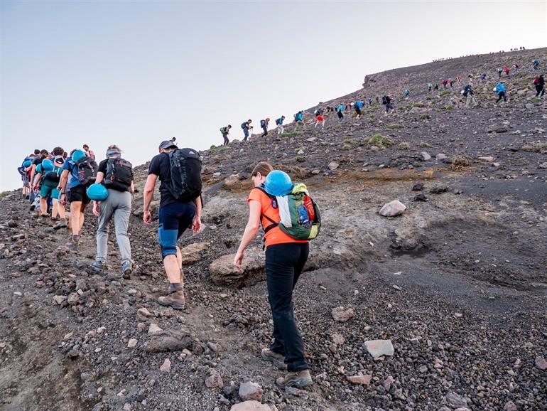 Wanderer, die den Stromboli besteigen, Sizilien