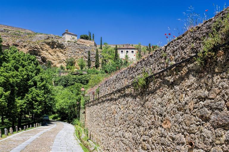Spaziergang entlang der Stadtmauer in Segovia, Spanien