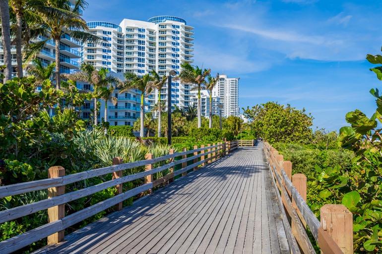 Spaziergang entlang des Atlantic Greenway in Miami