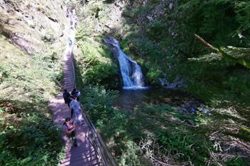 Spaziergang entlang der Allerheiligen-Wasserfälle