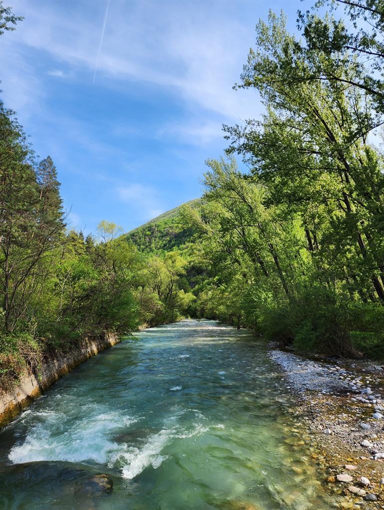 Spaziergang entlang des Lumbardhi-Flusses in Peja
