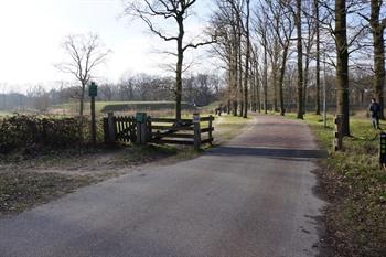 Spaziergang entlang des Fort de Roovere