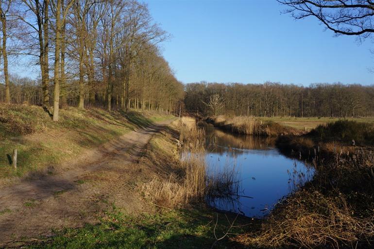 Spaziergang entlang des Fort de Roovere
