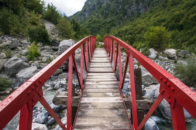 Wanderung zu den Grunas-Wasserfällen in der Nähe von Theth