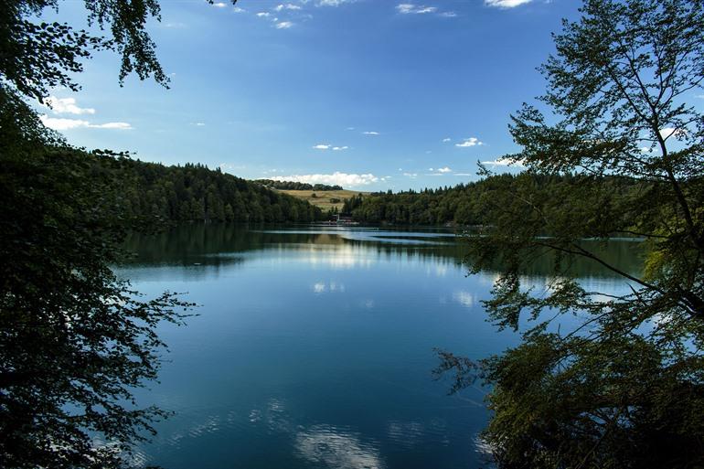 Spaziergang um den Kratersee Lac Pavin in Auvergne