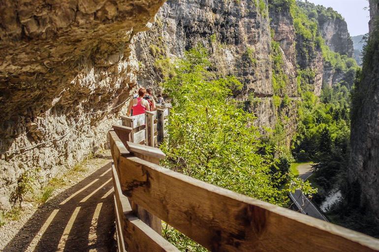 Wanderweg zum San Romedio-Heiligtum im Trentino