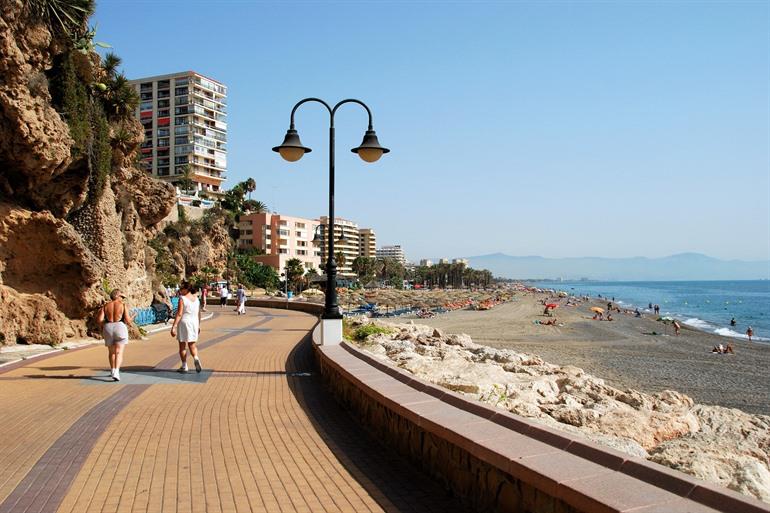Spazierpromenade entlang des Strandes von Torremolinos
