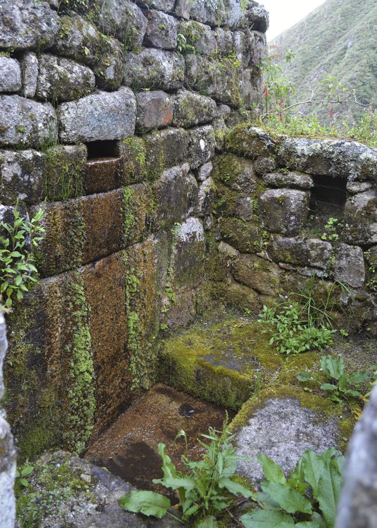 Wasser dringt überall durch die Kanäle ein.