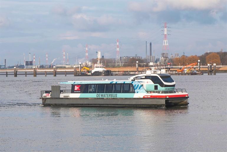Wasserbus auf der Schelde in Antwerpen