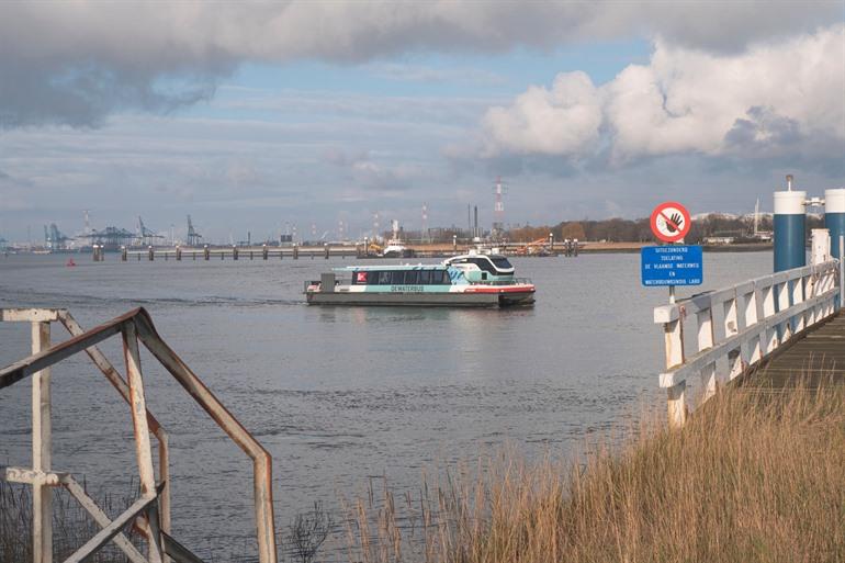 Wasserbus in Richtung Pier Liefkenshoek