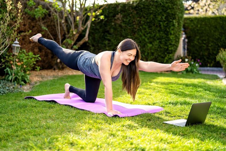 Arbeite an deiner Gesundheit und praktiziere Yoga im Garten