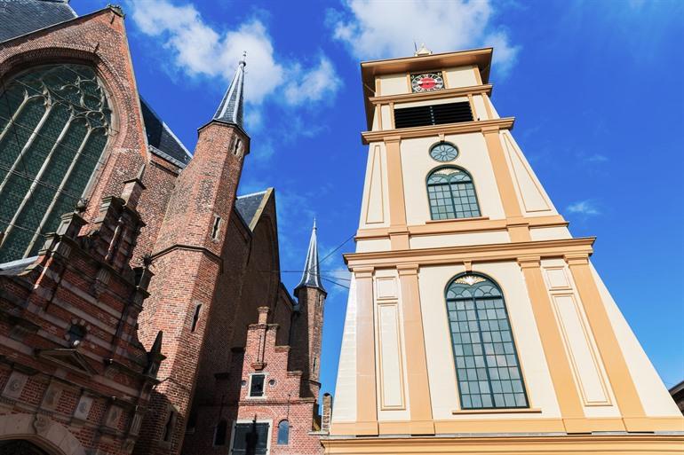 Westerkerk Enkhuizen mit weißem Uhrturm
