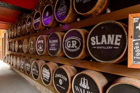 Whiskeyfässer im Whiskeymuseum in Dublin