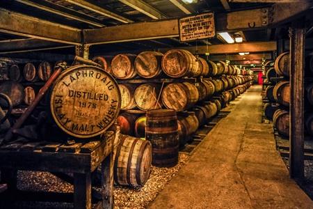 Whiskyfässer in Schottland
