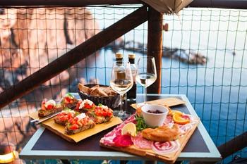 Wein und Tapas in Manarola