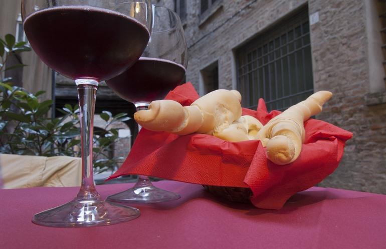 In der ältesten Weinbar Ferraras einen Wein genießen