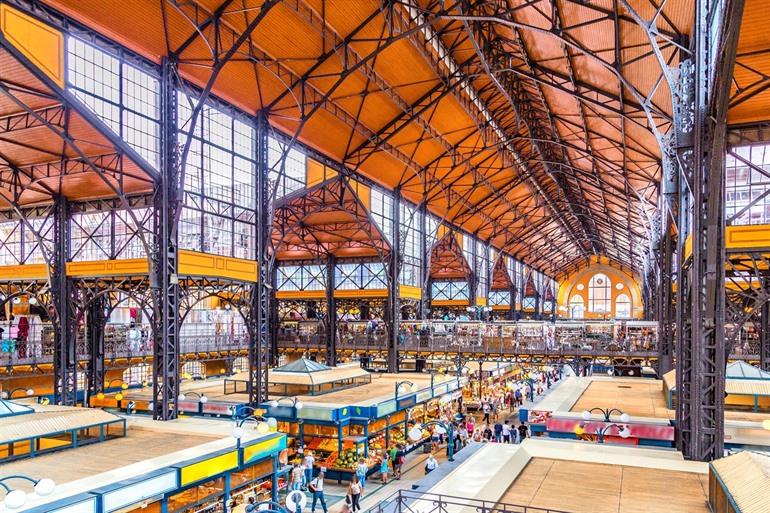Einkaufen in der großen Markthalle von Budapest