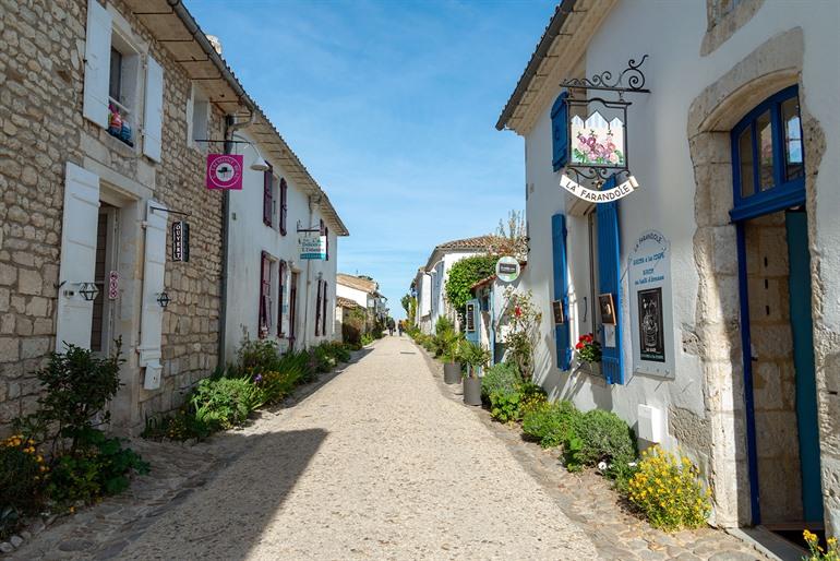 Weiß gestrichene Häuser in Talmont-sur-Gironde, Charente-Maritime