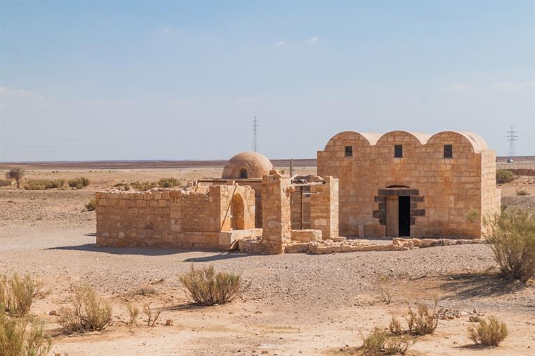 Besuchen Sie die Wüstenschloss von Quseir Amra in Jordanien
