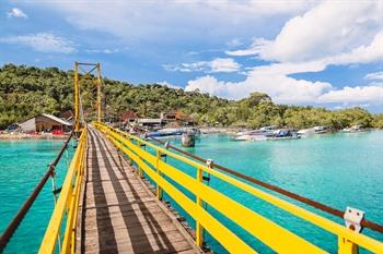 Gelbe Brücke zwischen Nusa Ceningan und Nusa Lembongan, Bali