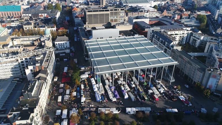 Samstagsmarkt auf dem Theaterplatz in Antwerpen