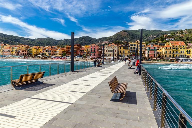 Blick auf den Badeort Alassio, Ligurien