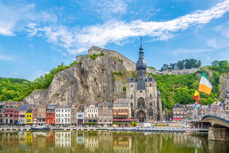 Blick auf die Zitadelle und die bunten Häuser von Dinant