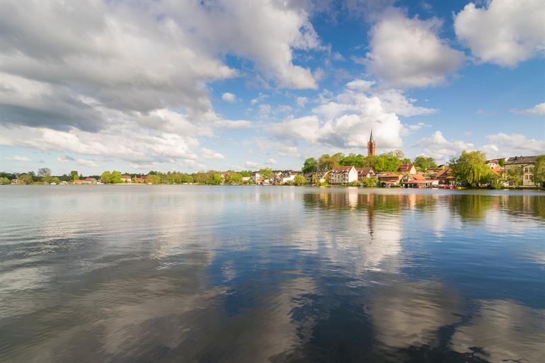 Blick auf den Haussee und den Feldberg in Mecklenburg-Vorpommern